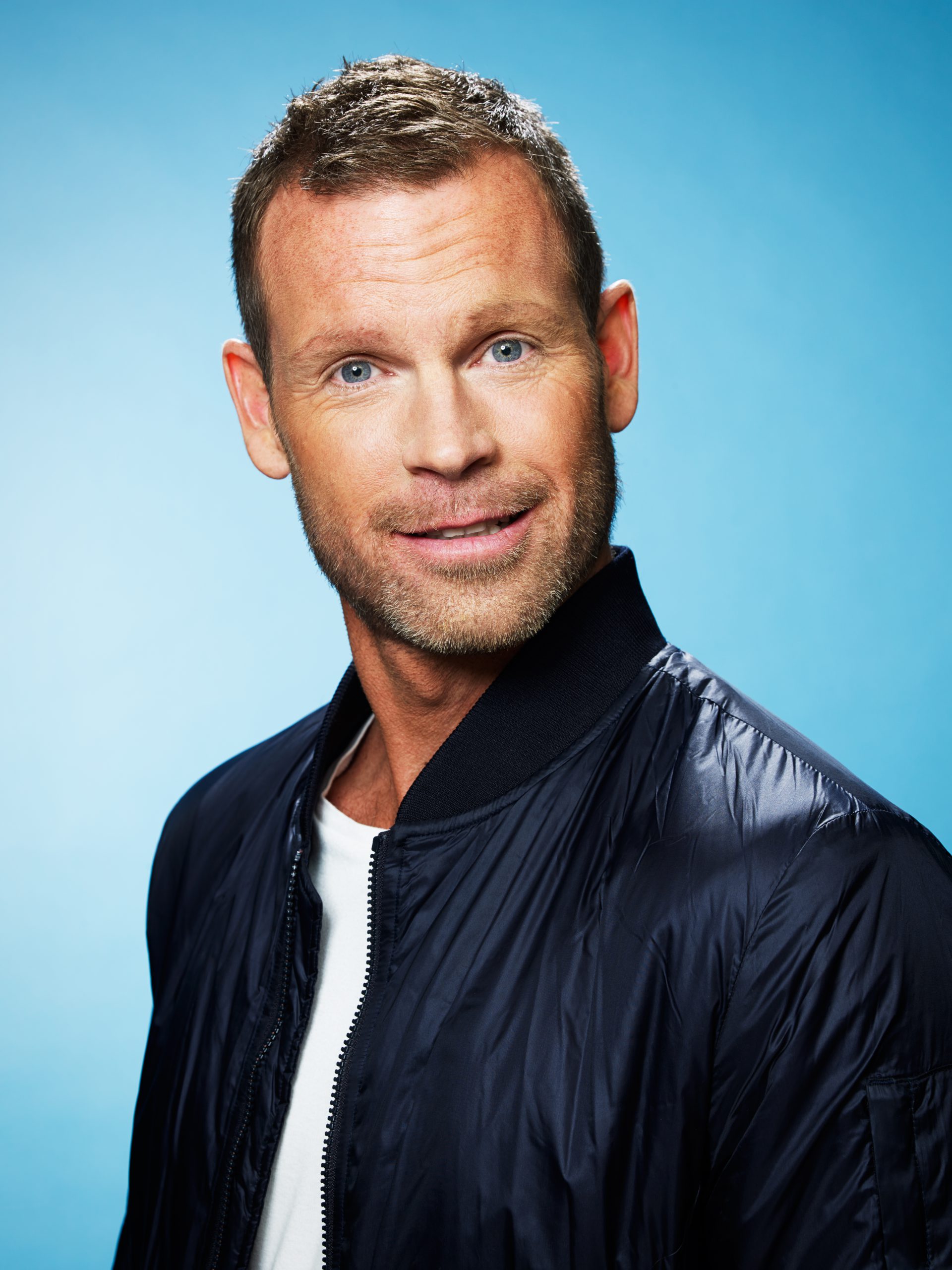 Mårten Andersson scaled - Charlotte Perrelli har deltagit i Melodifestivalen två gånger, senast 2008 med bidraget HERO som vann den svenska uttagningen. 1999 vann hon både den svenska och den internationella Mellodifestivalen med låten Tusen och en natt (Take me to your Heaven). Charlotte har släppt sex egna solo album och singeln Hero blev 2008 års mest sålda. Hon spelade den kvinnliga huvudrollen i musikalen Skönheten och Odjuret 2006 och hon har medverkat i Rhapsody in Rock, Diggillo, Julgalan och en rad andra populära turnéer. Charlotte har varit programledare i flera TV-sända program och shower, bl.a. Melodifestivalen (-03 & -04), Gäst i Idol juryn 2008 (TV4) och Jury medlem i Talang 2009 & 2010 tillsammans med Bert Karlsson & Johan Pråmell. Charlotte Perrelli är en mångsidig artist som Du kan boka både som sångerska och som konferencier. Kontakta oss för mer information!