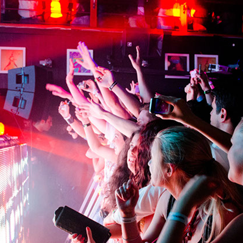 Personalfest - Här kan Du boka underhållning och eventteknik till personal- och firmafest. Vi har allt Ni behöver för ett lyckat evenemang. Längre ner på den här sidan finns några exempel på DJ's, band m.m. som är populära just nu och här finns också exempel på användbar och problemlösande eventteknik som Du kan hyra till festen. Boka nästa personalfest genom Eventkraft