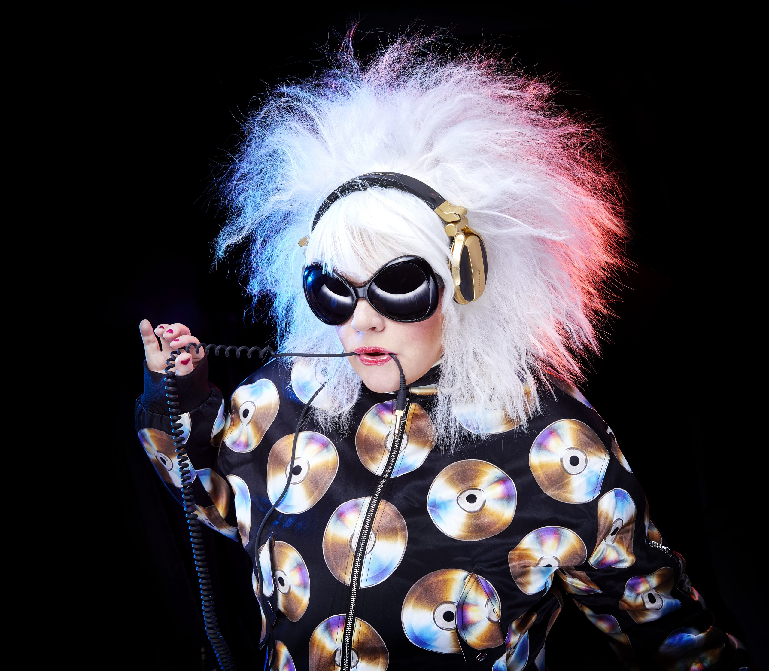 190606 Leo 12A1837 kopia scaled - Bjud in publiken till en fest där ALLA måste komma i vita kläder. Hyr sedan in Evenkrafts ”Magic in White”-paket och Du får en uppseendeväckande klubbkväll där publiken står för dekorationen genom sin blotta närvaro.