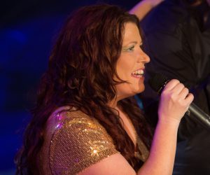 Angelita - Angelita Nooni är en artist/sångerska och trubadur som passar bra in i många olika sammanhang. Hon fick ett genombrott som artist genom TV4’s Sikta mot stjärnorna 1995 där hon tolkade Tina Turner och hon har nyligen även haft en egen show – ”Tina – Simply The Best” på Jönköpings Teater där hon har hyllats för sin fantastiska röst.