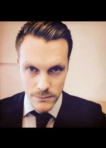 Fredrikfogelström - Fredrik har nästan 20 års erfarenhet av att stå på scen och är verksam i flera band och konstellationer.
Repertoaren är bred och uppdateras ständigt då han oftast blandar nytt med gammalt.
Fredrik hanterar många musikstilar och spelar oftast på företagsevent, mingel, after work och middagar där repertoaren anpassas efter kundens behov. Jag vill veta mer