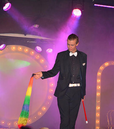 Douglas Nordenbelt - Douglas Nordenbelt, magikern och underhållaren som tog svenska folket med storm efter sin succé i TV-programmet Talang. Bianca Ingrosso hyllade honom och sa ”Det bäst jag har sett”, till och med den mycket svårflörtade Alexander Bard fick vika sig för Douglas och beskrev hans magi som ”Fräsch, ny och modern!” 1 HOST 200 H20 02 low - Douglas Nordenbelt, magikern och underhållaren som tog svenska folket med storm efter sin succé i TV-programmet Talang. Bianca Ingrosso hyllade honom och sa ”Det bäst jag har sett”, till och med den mycket svårflörtade Alexander Bard fick vika sig för Douglas och beskrev hans magi som ”Fräsch, ny och modern!”