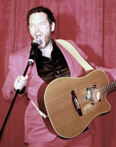 Ricardo röd 2 - Ricardo Ausin är den otroligt breda underhållare med sin känsla för vad publiken vill ha ger alltid allt för att alla ska vara med och ha kul. Ricardo anpassar sig till olika sorts fester/event, och han kan tillfredsställa alla kategorier av människor på ett mycket bra sätt.