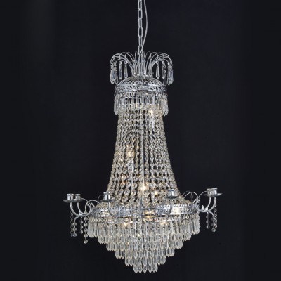 KRISTALLKRONA - VÄRMDÖ - Värmdö kristallkrona är en majestätisk och elegant kristallkrona! Hög kristallkvalité och robust stomme i krom. Kedjelängden är 1,5 meter och kan justeras. Värmdö lämnar ingen oberörd! Kedjelängden kan anpassas efter önskemål. Kristallkronan har åtta stycken ljusarmar och plats för 10st 40W E14-glödlampor. KRISTALLKRONA - VÄRMDÖ