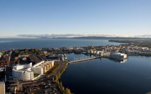 Jönköping city bild e1562072327735 - Vi hjälper företag och större grupper (minst 100 personer) att boka eventlokaler i Jönköping i samband med bokning av underhållning eller hyra av event-teknik . Nedan har vi samlat ett urval av dessa eventlokaler med kort beskrivning och bild. För mindre grupper har vi några ytterligare förslag på mindre eventlokaler – se längst ned på den här sidan!