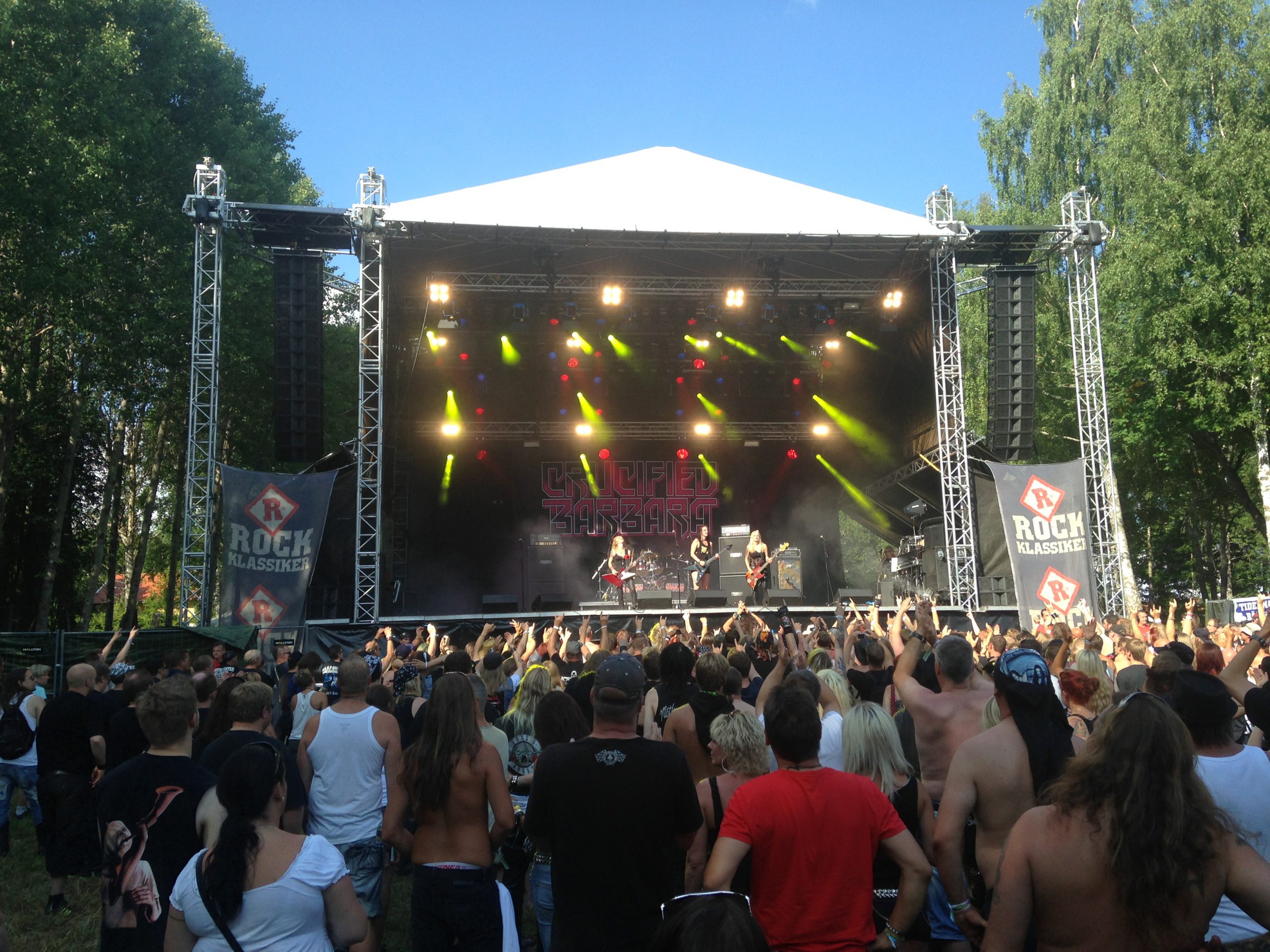 Scen GS Festival 21x11m scaled - Komplett teknisk uthyrning för festivaler – inomhus och utomhus. Vi hyr ut mobila scener i olika storlekar och all teknik du behöver för en lyckad festival: PA-system, monitorer, mixerbord, trådlösa mikrofoner, rörliga lampor, LED-skärmar, pyroteknik och mycket mer.