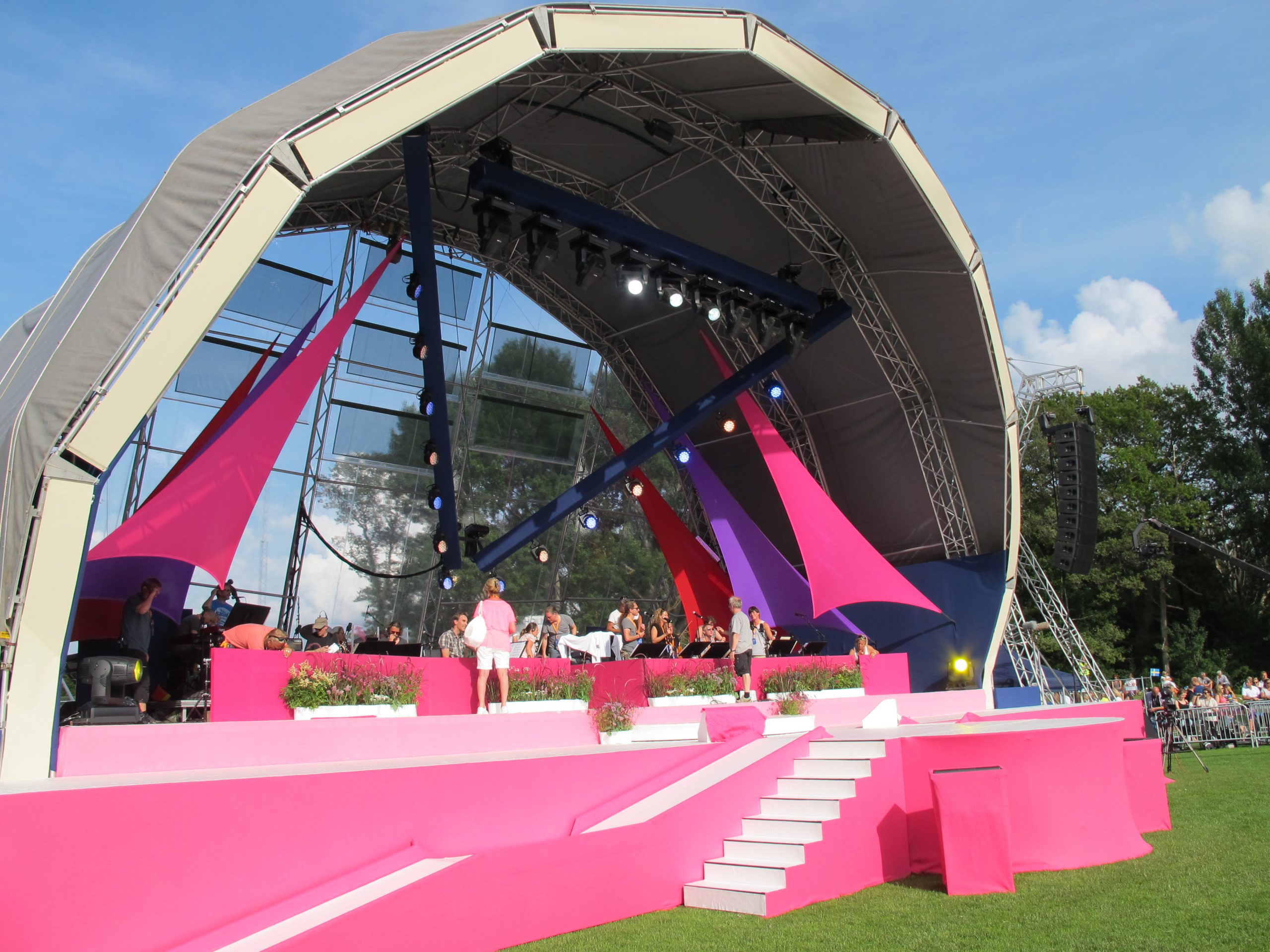 SCEN FESTIVAL RUND 16x9M - En av våra vackraste scenkonstruktioner. Den bågformade/runda scenkroppen ger ett estetiskt tilltalande intryck som skiljer sig från mängden. Samtidigt är det en mycket funktionell scen som möter de flesta krav från artister och produktioner som man kan tänka sig. SCEN FESTIVAL RUND 16x9M - Bild 4