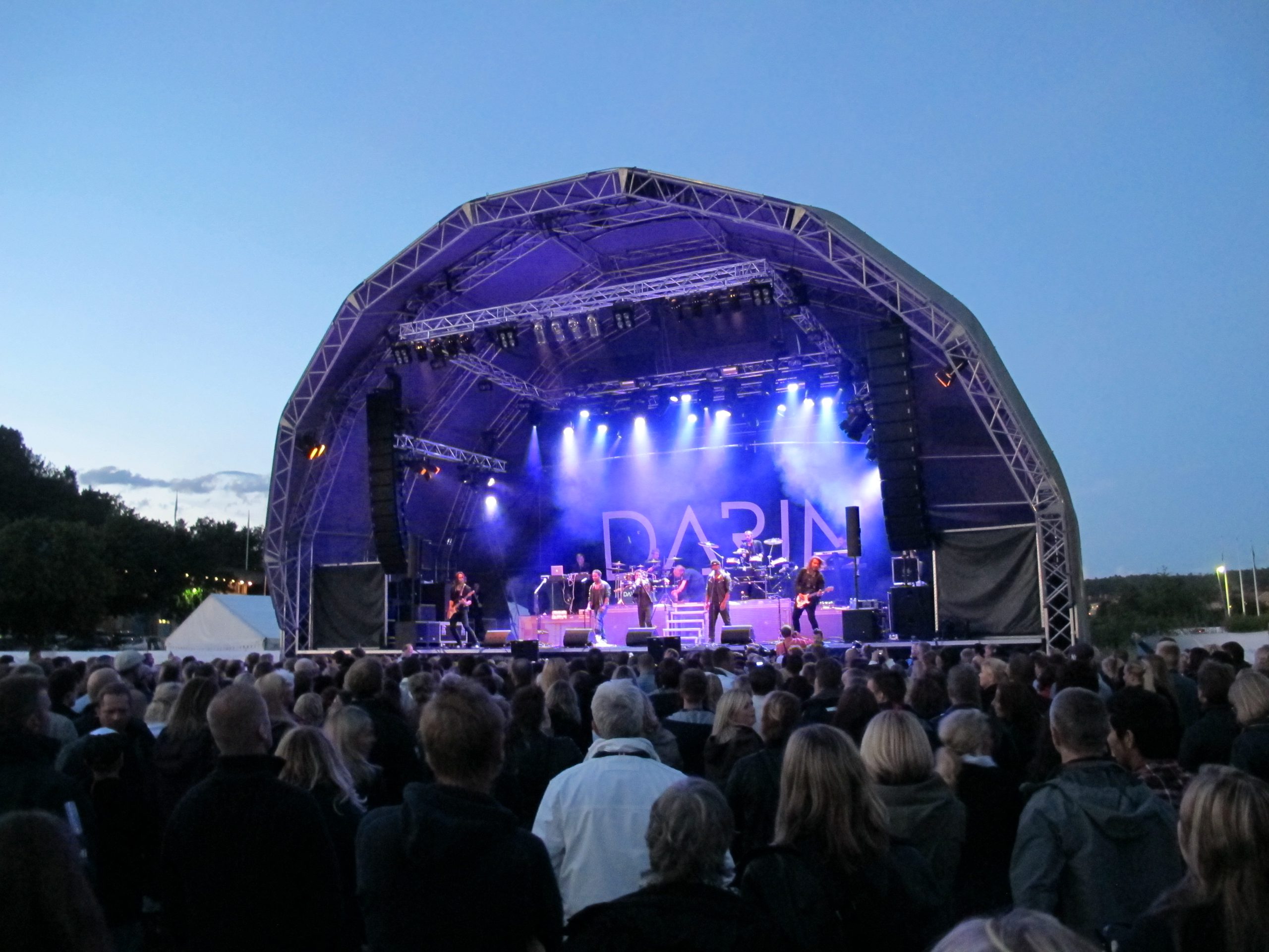 SCEN FESTIVAL RUND 16x9M - En av våra vackraste scenkonstruktioner. Den bågformade/runda scenkroppen ger ett estetiskt tilltalande intryck som skiljer sig från mängden. Samtidigt är det en mycket funktionell scen som möter de flesta krav från artister och produktioner som man kan tänka sig. SCEN FESTIVAL RUND 16x9M - Bild 3