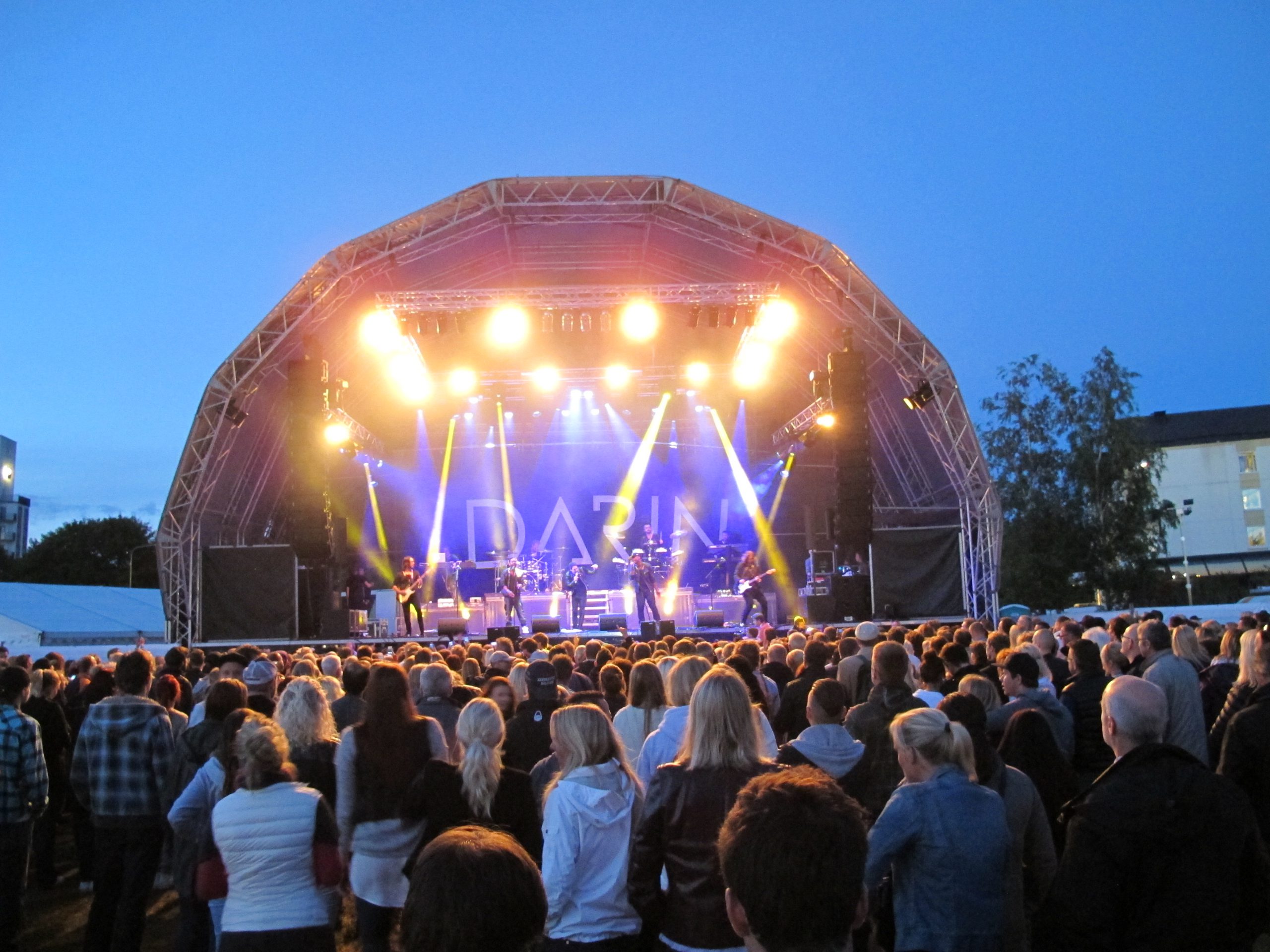Scen rund 16x9m 4 scaled - Komplett teknisk uthyrning för festivaler – inomhus och utomhus. Vi hyr ut mobila scener i olika storlekar och all teknik du behöver för en lyckad festival: PA-system, monitorer, mixerbord, trådlösa mikrofoner, rörliga lampor, LED-skärmar, pyroteknik och mycket mer.