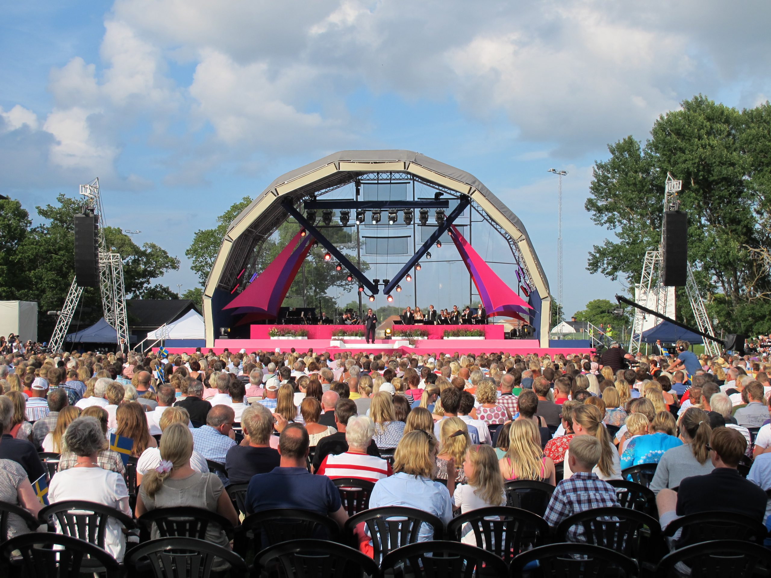 Scen rund 16x9m 5 scaled - Komplett teknisk uthyrning för festivaler – inomhus och utomhus. Vi hyr ut mobila scener i olika storlekar och all teknik du behöver för en lyckad festival: PA-system, monitorer, mixerbord, trådlösa mikrofoner, rörliga lampor, LED-skärmar, pyroteknik och mycket mer.