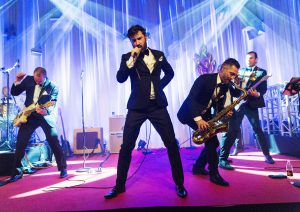 TheSoulcompany 21 - The Soul Machine är en av Europas ledande akter när det gäller exklusiv middagsunderhållning, galamiddagar och viktiga företagsevent. The Soul Machine levererar Soul och musik på fullaste allvar – eller som dom säger själva: ”We live soul music! We breathe soul music! That is our way of life and that is what we devote all of our energy to”Det här bandet längtar efter att göra Er middagsfest till något helt fantastiskt och få Er och Era gäster att dansa som om det inte fanns någon morgondag. Det är nämligen det som är deras uppdrag och det är precis vad dom levererar vid varje event, varje vecka, året runt.