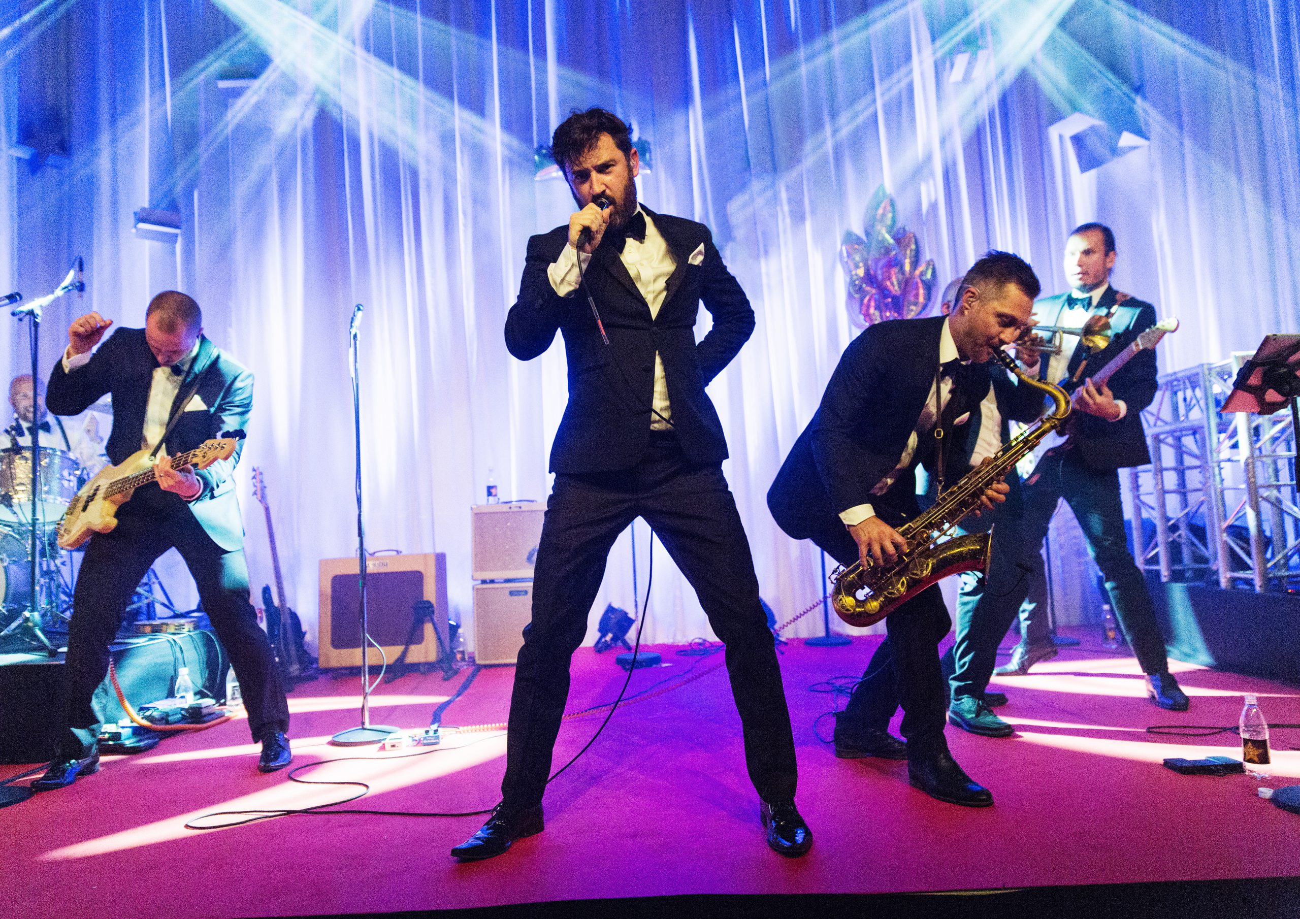 TheSoulcompany 21 scaled - Välkommen till John Houdis underbara värld – en av Nordens främsta magiker, komiker och konferencierer av högsta internationella klass! Han är född showman och underhållare med en unik stil och humor som passar alla tillfällen. Letar du efter en magisk upplevelse, oavsett om det är på scenen, på företagsevent eller på konferensen, kan John Houdi leverera en oförglömlig show som du och dina gäster sent kommer att glömma. Ta chansen att uppleva en magisk stund med John Houdi och se själv varför han är enav de mest eftertraktade underhållarna i Norden!