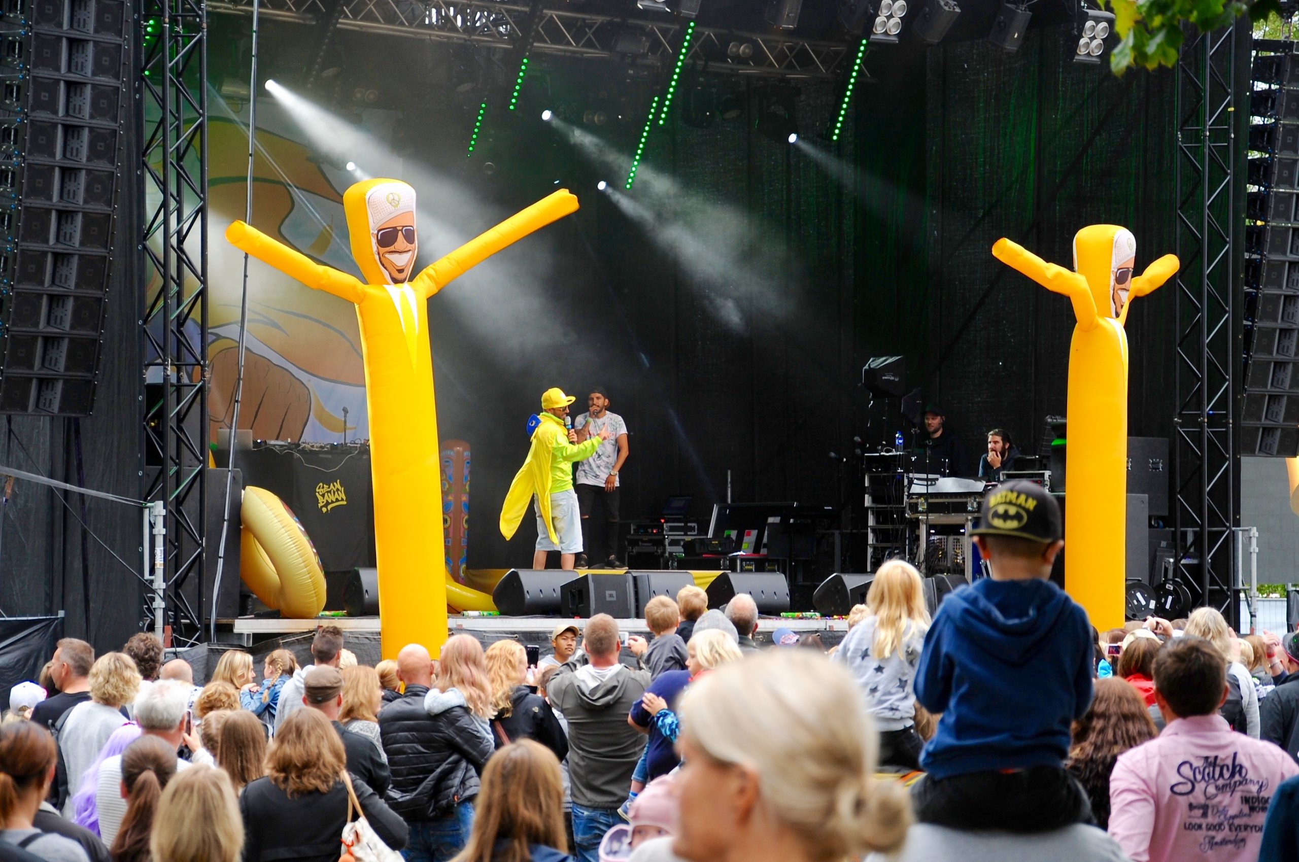 Sävsjö Celebration foto frSMT 6 scaled - Komplett teknisk uthyrning för festivaler – inomhus och utomhus. Vi hyr ut mobila scener i olika storlekar och all teknik du behöver för en lyckad festival: PA-system, monitorer, mixerbord, trådlösa mikrofoner, rörliga lampor, LED-skärmar, pyroteknik och mycket mer.
