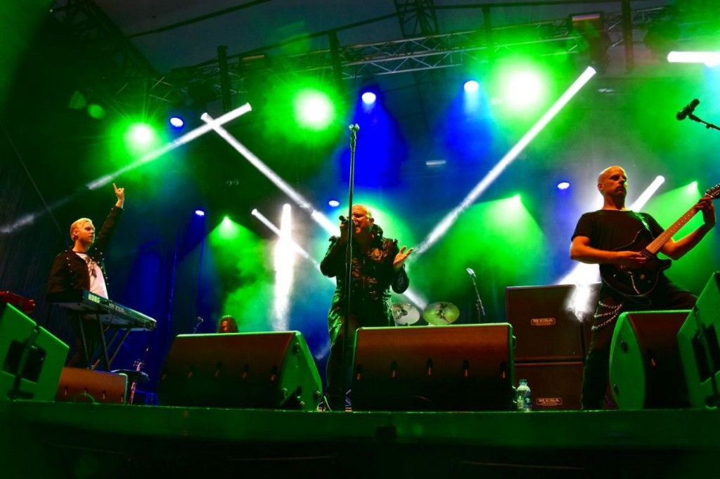 Sävsjö5 - Sävsjö Celebration är en uppstickare bland stadsfestivalerna som på kort tid har blivit ganska uppmärksammad. Med relativt små medel till buds har man lyckats få ihop en imponerande line-up av artister som tilltalar en bred publik. Med över 6500 besökare 2016 får den räknas som ett av södra Sveriges större musikarrangemang.