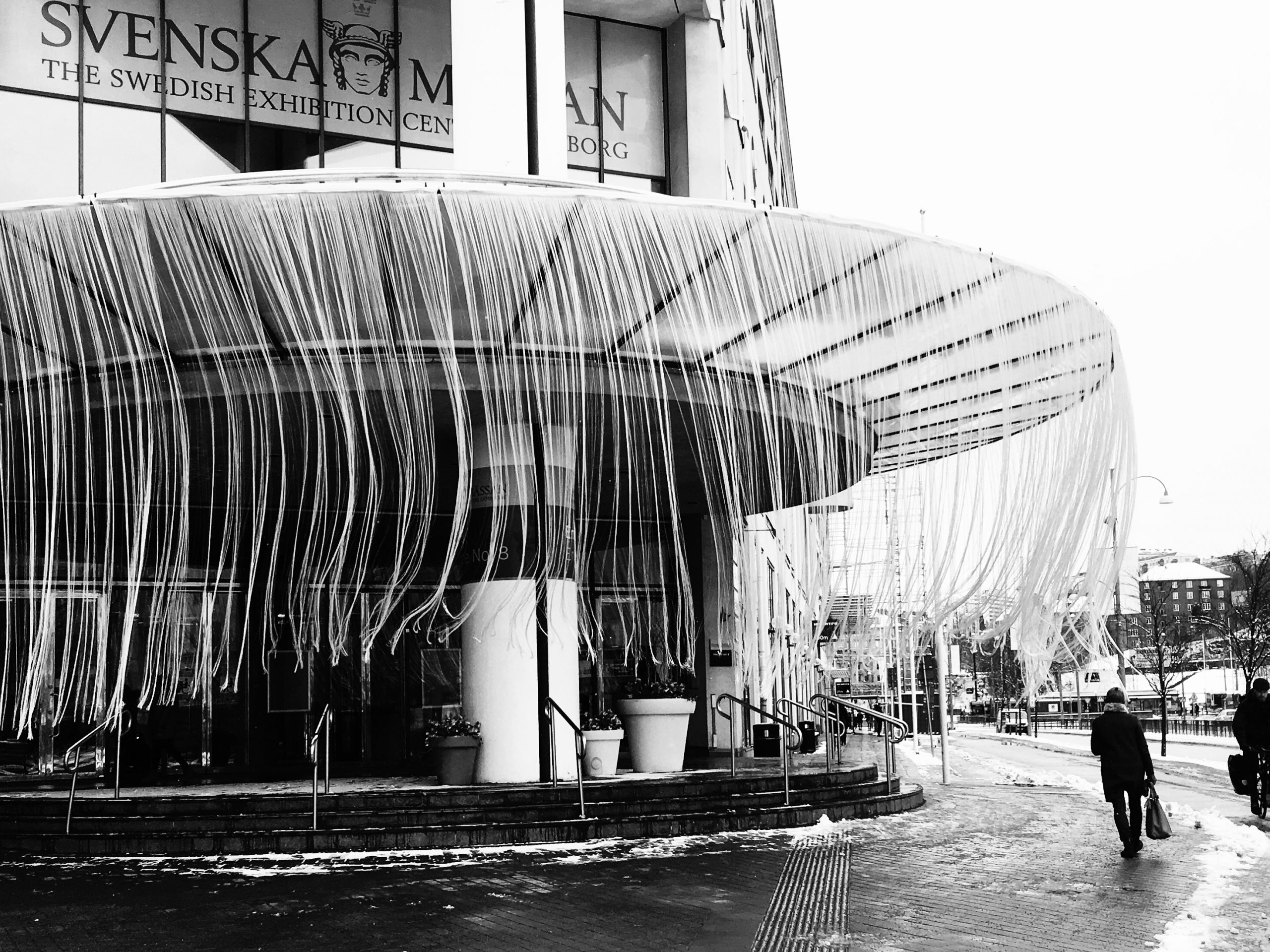 White guide entre 8 tyg gardiner scaled - Nu har vi möjlighet att erbjuda Martin´s vassa Quantum profil. Denna extremt ljusstarka LED moving head profil kombinerar marknadens högsta kvalitet av vitt ljus med snabb, smidig och naturlig CMY färgblandning och mycket skarpa gobo projiceringar.