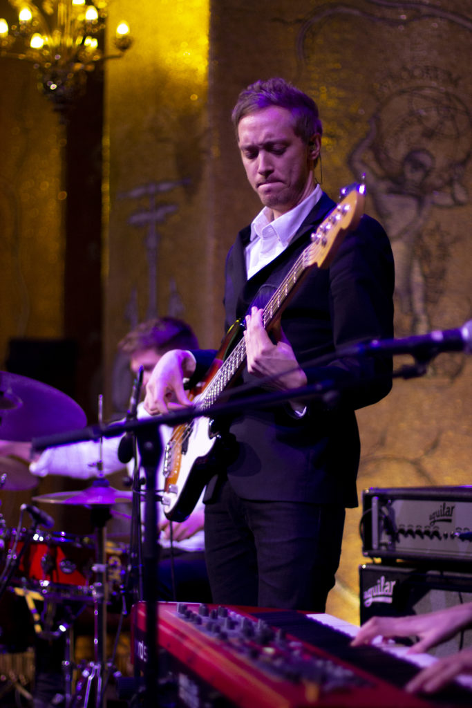 JUNI - Juni är coverbandet på sex medlemmar som möttes i sin delade passion för att stå på scen och sprida glädje. Deras gemensamma meritlista är lång: företagsevent, turnéer i Sverige och Europa, samt diverse proffsproduktioner med olika artister. Juni är bandet som lyser upp er företagsfest, event eller privatfest och ger er en upplevelse ni sent kommer att glömma. De garanterar framträdanden på absolut proffsnivå och arbetar aktivt för att anpassa sig efter era önskemål. 10 - Juni är coverbandet på sex medlemmar som möttes i sin delade passion för att stå på scen och sprida glädje. Deras gemensamma meritlista är lång: företagsevent, turnéer i Sverige och Europa, samt diverse proffsproduktioner med olika artister. Juni är bandet som lyser upp er företagsfest, event eller privatfest och ger er en upplevelse ni sent kommer att glömma. De garanterar framträdanden på absolut proffsnivå och arbetar aktivt för att anpassa sig efter era önskemål.