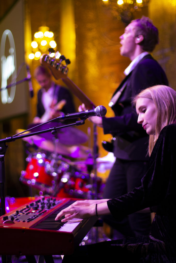 JUNI - Juni är coverbandet på sex medlemmar som möttes i sin delade passion för att stå på scen och sprida glädje. Deras gemensamma meritlista är lång: företagsevent, turnéer i Sverige och Europa, samt diverse proffsproduktioner med olika artister. Juni är bandet som lyser upp er företagsfest, event eller privatfest och ger er en upplevelse ni sent kommer att glömma. De garanterar framträdanden på absolut proffsnivå och arbetar aktivt för att anpassa sig efter era önskemål. 7 - Juni är coverbandet på sex medlemmar som möttes i sin delade passion för att stå på scen och sprida glädje. Deras gemensamma meritlista är lång: företagsevent, turnéer i Sverige och Europa, samt diverse proffsproduktioner med olika artister. Juni är bandet som lyser upp er företagsfest, event eller privatfest och ger er en upplevelse ni sent kommer att glömma. De garanterar framträdanden på absolut proffsnivå och arbetar aktivt för att anpassa sig efter era önskemål.