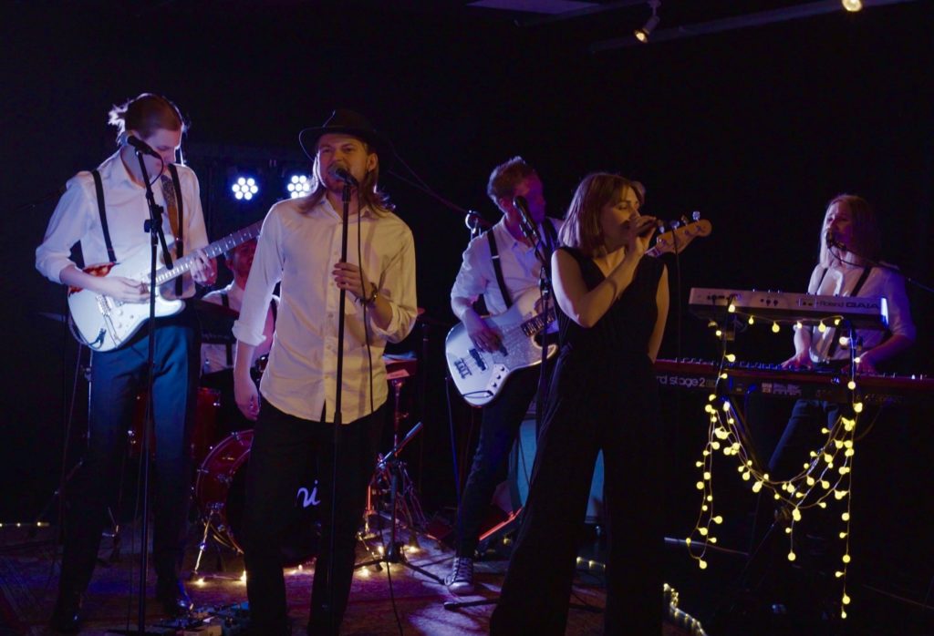 juni1 1 - Eventkraft hjälper gärna till vid arrangemang av bröllopsfester. Inte nog med att vi bokar artister och underhållning som kan bidra till en minnesvärd fest, vi har även en stor mängd utrustning som kan hyras för att förbättra festens förutsättningar.