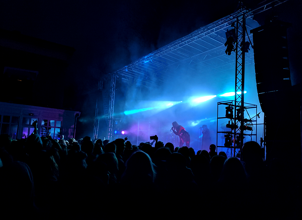 IMG 20170429 213422 - Komplett teknisk uthyrning för festivaler – inomhus och utomhus. Vi hyr ut mobila scener i olika storlekar och all teknik du behöver för en lyckad festival: PA-system, monitorer, mixerbord, trådlösa mikrofoner, rörliga lampor, LED-skärmar, pyroteknik och mycket mer.