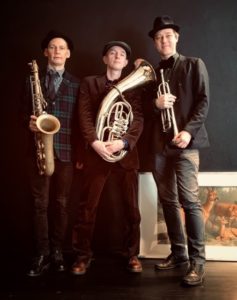 brass - Brass Deluxe är ett tremanna blåsband som spelar glad balkanmusik* som passar på event, konserter, prisutdelningar och tillsammans med DJ på olika slags fester och event.