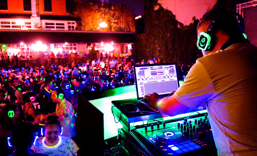 Silent Disco1 - Här hittar du ett urval av Eventkrafts tjänster och produkter för fest och festliga tillställningar. Du kan få hjälp från oss vid t.ex. bröllop, studentmottagning, födelsedagar, personalfester och mycket annat.
