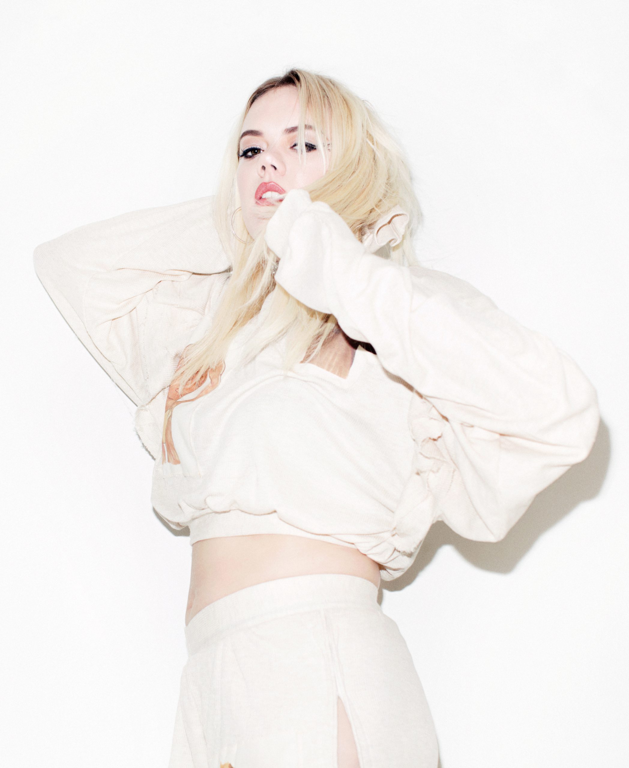 LittleJinder2 scaled - Med över 30 års erfarenhet inom musikbranschen – från låtskrivande och artistsamarbeten till framträdanden i både små och stora sammanhang – har Karl Martindahl utvecklat en unik förmåga att både underhålla och beröra. Hansmusikaliska resa har tagit honom genom några av Sveriges största tv-produktioner som Melodifestivalen, Så ska det låta, Doobidoo, Bingolotto, insamlingsgalor och Fame Factory, för att nämna några. 