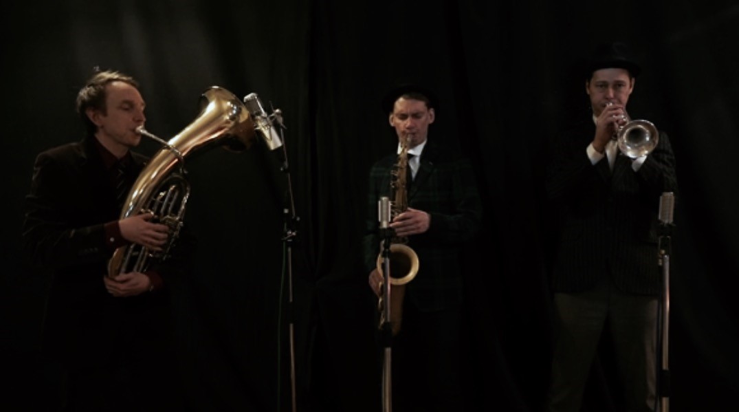 brass - Eventkraft hjälper gärna till vid arrangemang av bröllopsfester. Inte nog med att vi bokar artister och underhållning som kan bidra till en minnesvärd fest, vi har även en stor mängd utrustning som kan hyras för att förbättra festens förutsättningar.