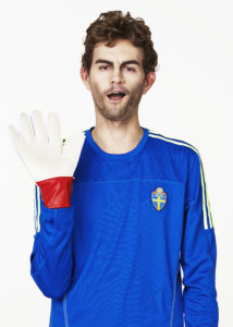 partaj sas6 isaksson 01 - Christian Åkesson är skådespelare, komiker och imitatör – känd från bl.a. Mumbo Jumbo TV4 och Partaj i Kanal 5. Christian imiterar svenska kändiseliten men kanske också din chef eller granne? Han är ständigt aktuell med sina träffsäkra parodier, oavsett om det är Mandelmanns, Anders Tegnell eller Kjell Bergqvist. Dessutom ser man Christian runt om i landet på olika revy och teater-scener.