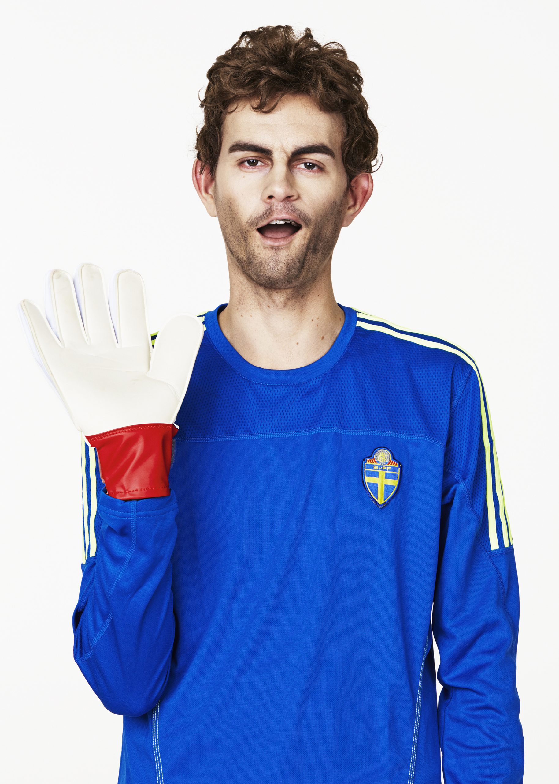 partaj sas6 isaksson 01 scaled - Utbildade vid Musikhögskolan i Piteå och Musicians Institute i Los Angeles och med mängder av spelningar i bagaget på bröllop, företagsevent, kryssningar och fester så löser coverbandet Karavanen det mesta en publik kan önska sig. Med en fantastisk sångerska i spetsen trollbinder Karavanen sin publik och släpper dem inte från dansgolvet förrän alla fått skrika sig hesa och det sista gitarrsolot klingat ut.