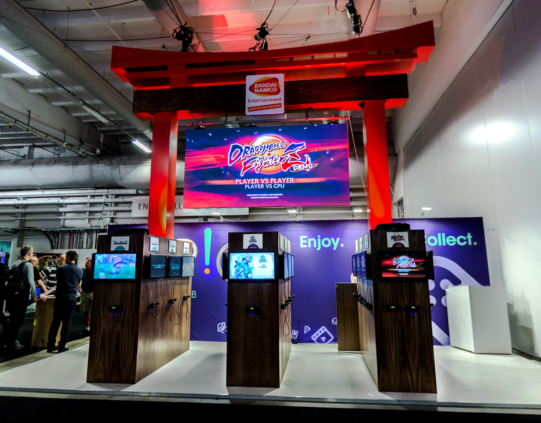 Bandai Namco ComicCon 2017 111 edit - Nu har vi möjlighet att erbjuda Martin´s vassa Quantum profil. Denna extremt ljusstarka LED moving head profil kombinerar marknadens högsta kvalitet av vitt ljus med snabb, smidig och naturlig CMY färgblandning och mycket skarpa gobo projiceringar.