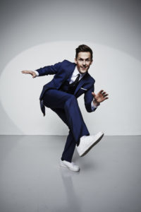 David Lindgren 229 - David Lindgren är en svensk sångare, musikalartist och programledare. Nästa alla känner igen honom från hans stora succé som programledare för Melodifestivalen 2017. David har själv deltagit i Melodifestivalen och vid samtliga tre tillfällen gått direkt till final.