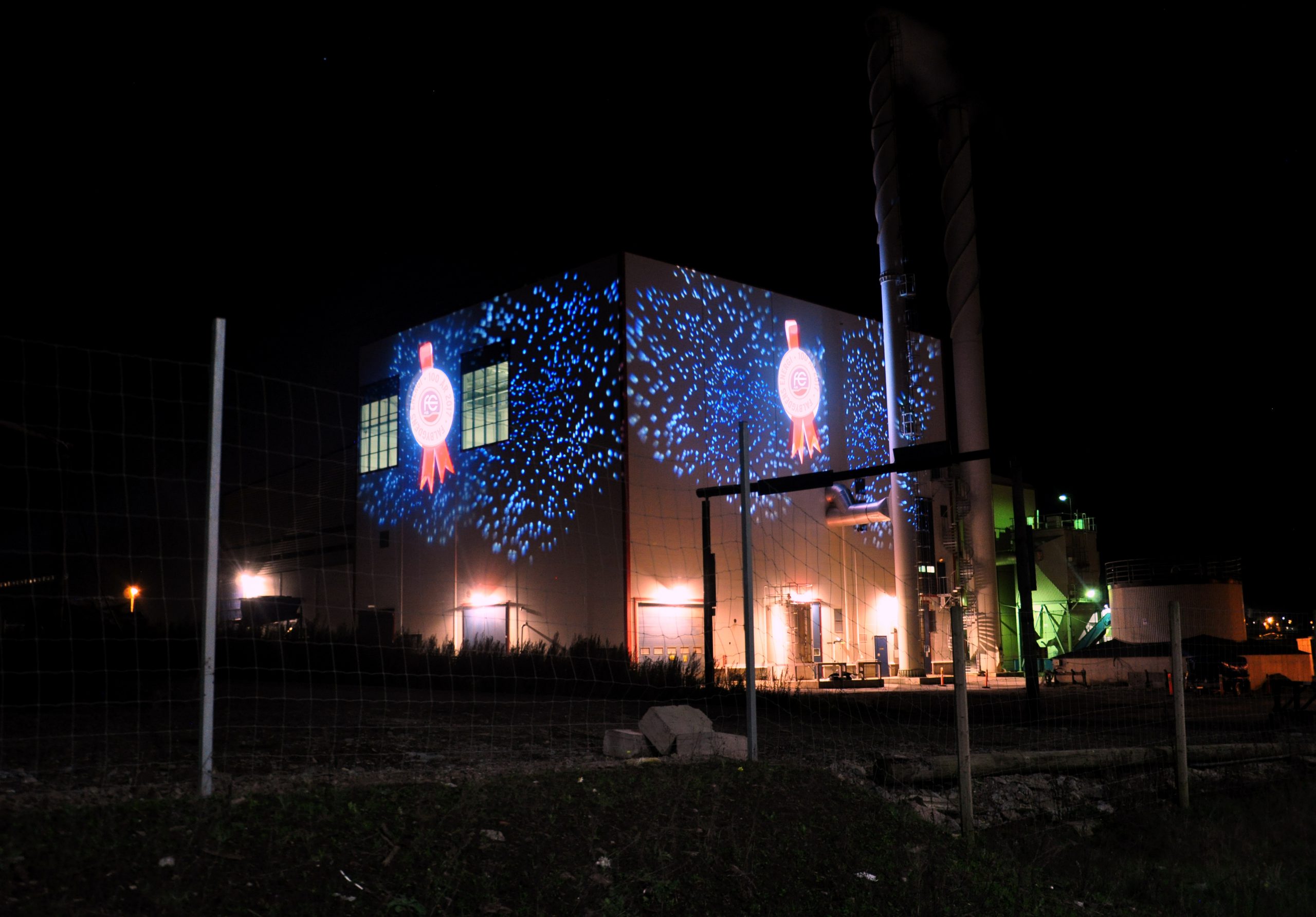 Falköpings Energi Kulturnatten fasadljussättning scaled - Belysning av byggnader, parker, monument m.m. blir allt vanligare i samband med teknikens utveckling och nya miljövänliga alternativ av ljuskällor som LED.