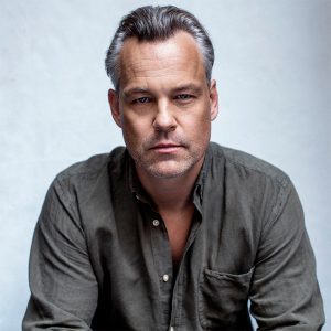 Press Schyffert Liten 4 - Henrik Schyffert är en av Sveriges mest populära komiker. Med Hassan och Killinggänget gjorde han tidigt succé i både radio och TV, som sedan fortsatt med medverkan i TV-favoriter som Parlamentet, Landet Brunsås och Historieätarna. På senare år har vi även sett honom som stand up-komiker, bland annat tillsammans med Fredrik Lindström i Ljust & Fräscht och Ägd – Pengarna eller livet?