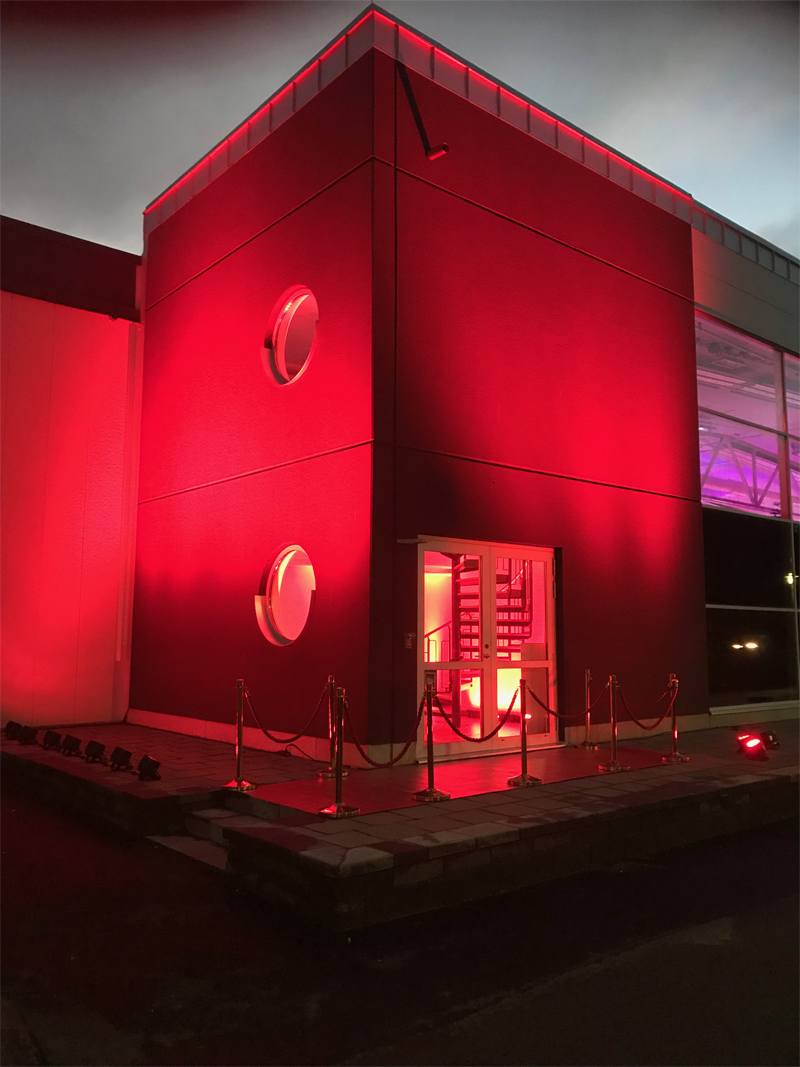 FASADBELYSNING - Fasadbelysning kan verkligen lyfta intrycket av en annars ganska medelmåttig byggnad. Med rätt ljussättning kan man få tegel, glas, stål och betong att skimra under det gråa svenska vinter-halvåret. Allt fler ser fördelarna och värdet i att belysa byggnader, offentliga miljöer och annan arkitektur. Vi på Eventkraft kan hjälpa dig att göra en inspirerande och effektiv ljussättning för att höja intrycket och upplevelsen av en annars obemärkt eller tråkig miljö. Fasadbelysning