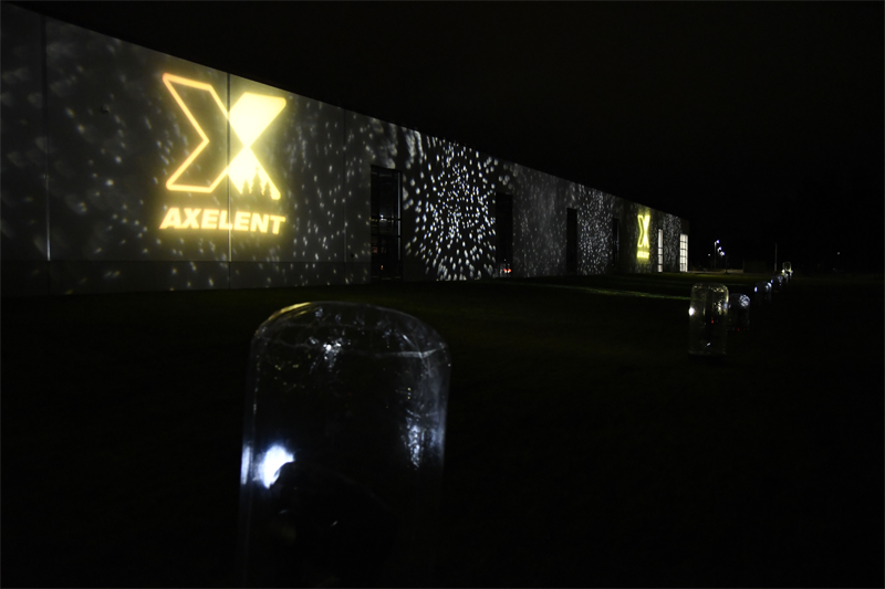 Axelent DSC0674foto Johnny e1562148193446 - En bolagsstämma, eller årsstämma som det också kallas, kan arrangeras i många olika miljöer. Hos Eventkraft hittar du allt du behöver för att skapa en bra inramning oavsett vilken lokal det gäller. Vi har effektiva hjälpmedel för att  förmedla ett tydligt budskap under stämman - så att man ser och hör på bästa sätt. Vi är vana att jobba i allt från idrottsarenor, mässhallar, konferenslokaler, aulor och fabrikslokaler i dessa sammanhang.