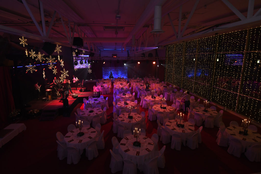 Axelent – Julfest - Axelent är en marknadsledande företagsgrupp från Hillerstorp som gör lösningar för maskinsäkerhet, effektiv industri, lager, förråd m.m. I början av december var det dags för företaget julfest och man ville då göra något speciellt för sina gäster. Huvudidén var att använda sin nybyggda idrottshall som eventlokal, men man ville på något sätt trolla bort idrottskänslan och istället skapa julstämning, festligt mys och ett stänk av gala/glamour. DSC0551foto Johnny Lindgren ME3DIA - Axelent är en marknadsledande företagsgrupp från Hillerstorp som gör lösningar för maskinsäkerhet, effektiv industri, lager, förråd m.m. I början av december var det dags för företaget julfest och man ville då göra något speciellt för sina gäster. Huvudidén var att använda sin nybyggda idrottshall som eventlokal, men man ville på något sätt trolla bort idrottskänslan och istället skapa julstämning, festligt mys och ett stänk av gala/glamour.