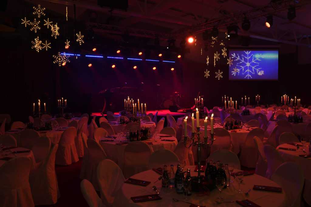 Axelent – Julfest - Axelent är en marknadsledande företagsgrupp från Hillerstorp som gör lösningar för maskinsäkerhet, effektiv industri, lager, förråd m.m. I början av december var det dags för företaget julfest och man ville då göra något speciellt för sina gäster. Huvudidén var att använda sin nybyggda idrottshall som eventlokal, men man ville på något sätt trolla bort idrottskänslan och istället skapa julstämning, festligt mys och ett stänk av gala/glamour. DSC0581foto Johnny Lindgren ME3DIA - Axelent är en marknadsledande företagsgrupp från Hillerstorp som gör lösningar för maskinsäkerhet, effektiv industri, lager, förråd m.m. I början av december var det dags för företaget julfest och man ville då göra något speciellt för sina gäster. Huvudidén var att använda sin nybyggda idrottshall som eventlokal, men man ville på något sätt trolla bort idrottskänslan och istället skapa julstämning, festligt mys och ett stänk av gala/glamour.