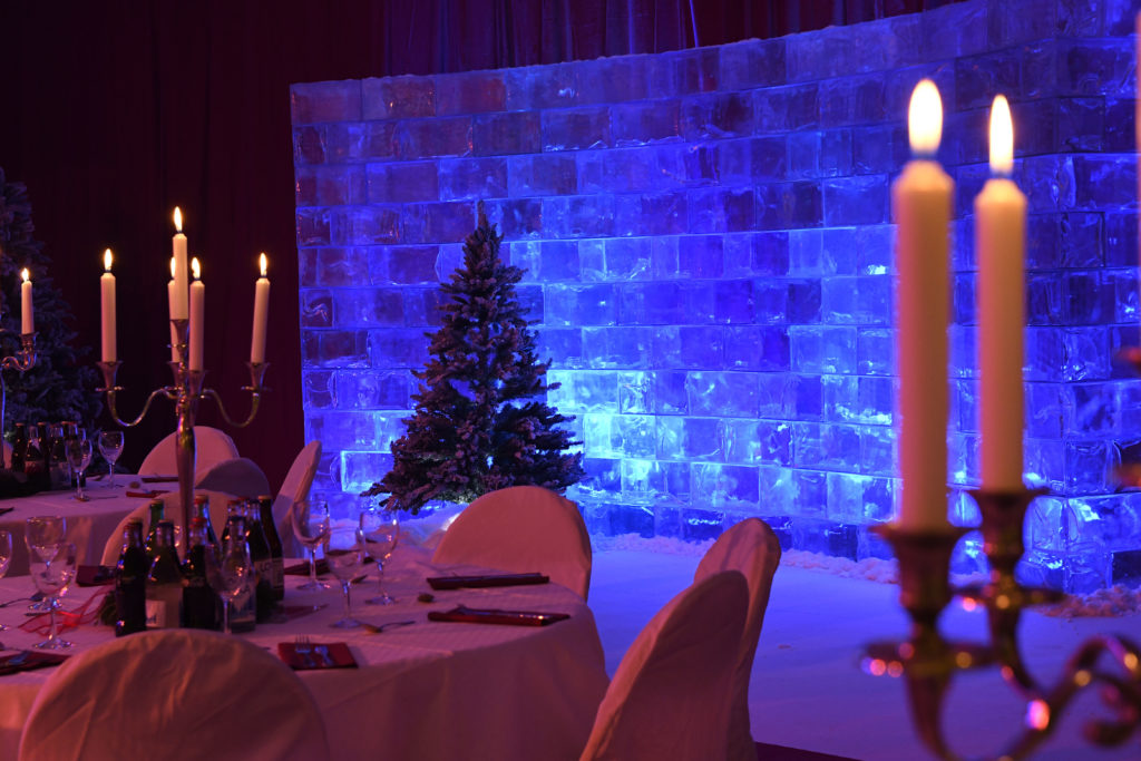 Axelent – Julfest - Axelent är en marknadsledande företagsgrupp från Hillerstorp som gör lösningar för maskinsäkerhet, effektiv industri, lager, förråd m.m. I början av december var det dags för företaget julfest och man ville då göra något speciellt för sina gäster. Huvudidén var att använda sin nybyggda idrottshall som eventlokal, men man ville på något sätt trolla bort idrottskänslan och istället skapa julstämning, festligt mys och ett stänk av gala/glamour. DSC0599foto Johnny Lindgren ME3DIA - Axelent är en marknadsledande företagsgrupp från Hillerstorp som gör lösningar för maskinsäkerhet, effektiv industri, lager, förråd m.m. I början av december var det dags för företaget julfest och man ville då göra något speciellt för sina gäster. Huvudidén var att använda sin nybyggda idrottshall som eventlokal, men man ville på något sätt trolla bort idrottskänslan och istället skapa julstämning, festligt mys och ett stänk av gala/glamour.