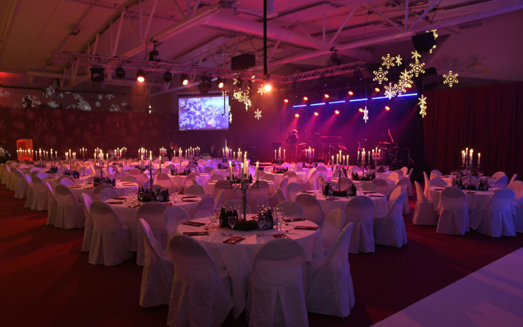 Axelent – Julfest - Axelent är en marknadsledande företagsgrupp från Hillerstorp som gör lösningar för maskinsäkerhet, effektiv industri, lager, förråd m.m. I början av december var det dags för företaget julfest och man ville då göra något speciellt för sina gäster. Huvudidén var att använda sin nybyggda idrottshall som eventlokal, men man ville på något sätt trolla bort idrottskänslan och istället skapa julstämning, festligt mys och ett stänk av gala/glamour. DSC0629foto Johnny Lindgren ME3DIA e1562073235753 - Axelent är en marknadsledande företagsgrupp från Hillerstorp som gör lösningar för maskinsäkerhet, effektiv industri, lager, förråd m.m. I början av december var det dags för företaget julfest och man ville då göra något speciellt för sina gäster. Huvudidén var att använda sin nybyggda idrottshall som eventlokal, men man ville på något sätt trolla bort idrottskänslan och istället skapa julstämning, festligt mys och ett stänk av gala/glamour.