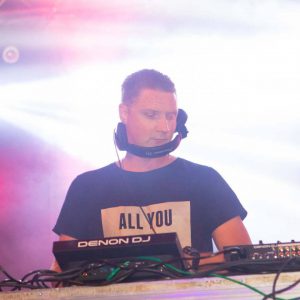 DJ Matthew - Matthew har med sina år inom branschen byggt upp ett musiköra som är få förunnat och kan på sitt exemplariska vis alltid bjuda upp till dans med den musik som önskas inom Party, house, trance, schlager & R’n B.