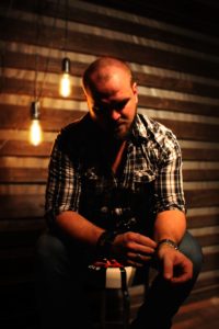 Marcus Wilsson - Han har som målsättning att inte spela dom mest uttjatade låtarna, utan bjuda publiken på något som dom kanske inte förväntar sig.