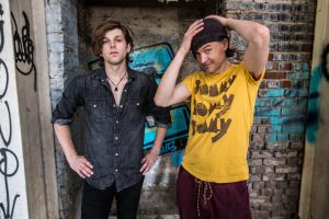 Swedish Gun Factory Promo Pic 1 - Swedish Gun Factory är duon som tar stepp och dans in i framtiden. Glöm allt hurtfriskt Du tidigare har tänkt om stepp som dansform – med höga hattar, käpp, frack och lackskor – det här är något helt annorlunda. Swedish Gun Factory kombinerar fräck stepp-koreografi med en slags multi-instrumentalism där dom på ett unikt sätt kompar sig själva med gitarr, bas, piano, mandolin m.m.