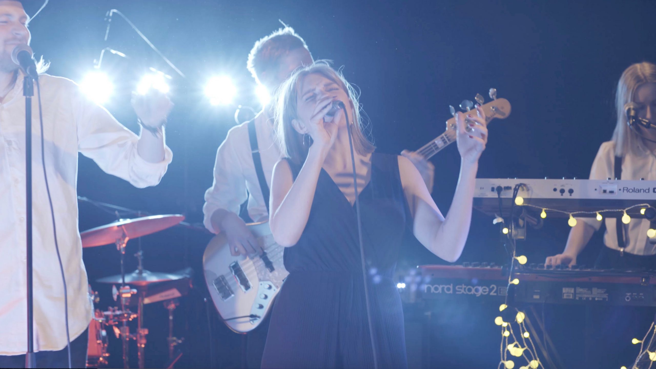 juni1 scaled - Eventkraft hjälper gärna till vid arrangemang av bröllopsfester. Inte nog med att vi bokar artister och underhållning som kan bidra till en minnesvärd fest, vi har även en stor mängd utrustning som kan hyras för att förbättra festens förutsättningar.