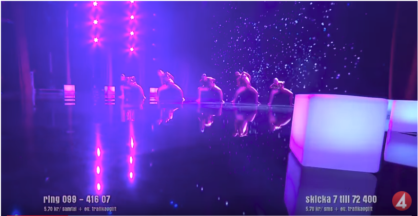 ASTERA LED KUB - Astera LED-kuben kan, liksom de andra produkterna i serien, hängas från tak. Annars funkar den även perfekt som lägre soffbord, pall eller avställningsyta mm. Kuben kopplas enkelt samman med Astera Lightdrop™, och du kan då få fram dekor- och effektljus i nästan vilken färg du vill. ASTERA LED KUB - Bild 5