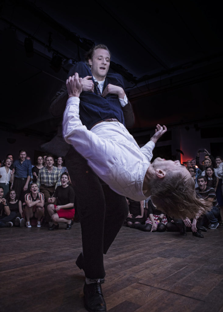 Harlem Hot Shots - Harlem Hot Shots är ett professionellt danskompani som tar dig tillbaka till den underbara swing-eran. Dom är världsledande i sin genre och uppträder frekvent runt om i världen med shower och workshops. Med Hot Shots får du bland annat 20-talets modedans Charleston och 40-talets snabba och akrobatiska Lindy Hop. Kompaniet ägnar sig inte åt vare sig moderniseringar eller kompromisser, istället emanerar såväl musik, danser som kostymer och helhetspresentation direkt från de verkliga källorna i form av autentiskt material från gamla filmklipp samt mängder av möten med dansare och musiker vilka var aktiva i framförallt USA under 30- och 40-talen. Inga lättvindiga anpassningar eller genomskinliga schabloner – bara naken swing. AndersNils - Harlem Hot Shots är ett professionellt danskompani som tar dig tillbaka till den underbara swing-eran. Dom är världsledande i sin genre och uppträder frekvent runt om i världen med shower och workshops. Med Hot Shots får du bland annat 20-talets modedans Charleston och 40-talets snabba och akrobatiska Lindy Hop. Kompaniet ägnar sig inte åt vare sig moderniseringar eller kompromisser, istället emanerar såväl musik, danser som kostymer och helhetspresentation direkt från de verkliga källorna i form av autentiskt material från gamla filmklipp samt mängder av möten med dansare och musiker vilka var aktiva i framförallt USA under 30- och 40-talen. Inga lättvindiga anpassningar eller genomskinliga schabloner – bara naken swing.