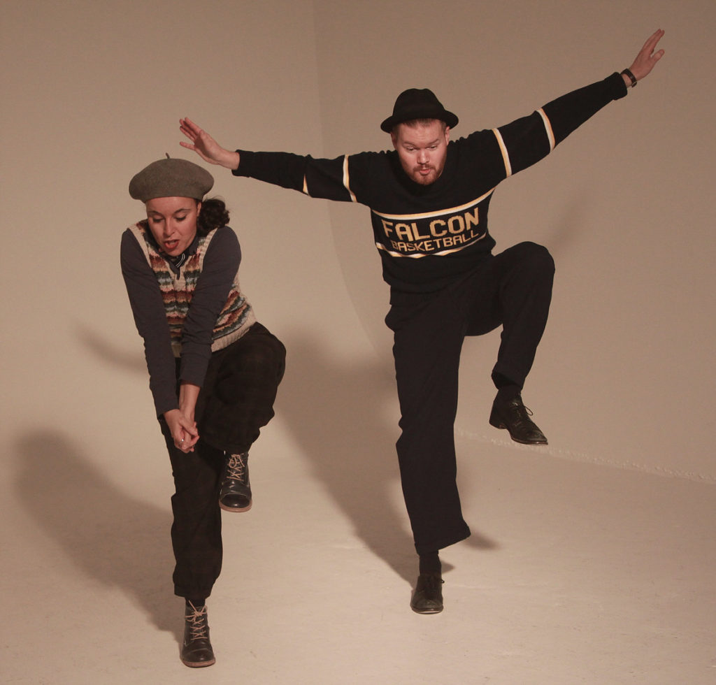 Harlem Hot Shots - Harlem Hot Shots är ett professionellt danskompani som tar dig tillbaka till den underbara swing-eran. Dom är världsledande i sin genre och uppträder frekvent runt om i världen med shower och workshops. Med Hot Shots får du bland annat 20-talets modedans Charleston och 40-talets snabba och akrobatiska Lindy Hop. Kompaniet ägnar sig inte åt vare sig moderniseringar eller kompromisser, istället emanerar såväl musik, danser som kostymer och helhetspresentation direkt från de verkliga källorna i form av autentiskt material från gamla filmklipp samt mängder av möten med dansare och musiker vilka var aktiva i framförallt USA under 30- och 40-talen. Inga lättvindiga anpassningar eller genomskinliga schabloner – bara naken swing. FatimaRik - Harlem Hot Shots är ett professionellt danskompani som tar dig tillbaka till den underbara swing-eran. Dom är världsledande i sin genre och uppträder frekvent runt om i världen med shower och workshops. Med Hot Shots får du bland annat 20-talets modedans Charleston och 40-talets snabba och akrobatiska Lindy Hop. Kompaniet ägnar sig inte åt vare sig moderniseringar eller kompromisser, istället emanerar såväl musik, danser som kostymer och helhetspresentation direkt från de verkliga källorna i form av autentiskt material från gamla filmklipp samt mängder av möten med dansare och musiker vilka var aktiva i framförallt USA under 30- och 40-talen. Inga lättvindiga anpassningar eller genomskinliga schabloner – bara naken swing.