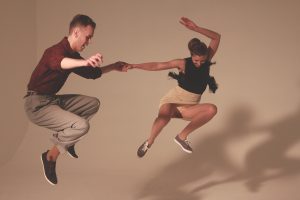 Fred Mimmi - Harlem Hot Shots är ett professionellt danskompani som tar dig tillbaka till den underbara swing-eran. Dom är världsledande i sin genre och uppträder frekvent runt om i världen med shower och workshops. Med Hot Shots får du bland annat 20-talets modedans Charleston och 40-talets snabba och akrobatiska Lindy Hop. Kompaniet ägnar sig inte åt vare sig moderniseringar eller kompromisser, istället emanerar såväl musik, danser som kostymer och helhetspresentation direkt från de verkliga källorna i form av autentiskt material från gamla filmklipp samt mängder av möten med dansare och musiker vilka var aktiva i framförallt USA under 30- och 40-talen. Inga lättvindiga anpassningar eller genomskinliga schabloner – bara naken swing.