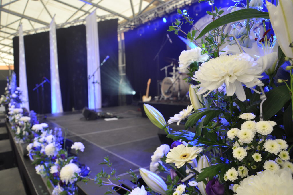 Ljunghälls100 år 1 - Förra ägaren Hans Gunnarsson och nuvarande vd Paulo Groff firade kvällen tillsammans med kunder, anställda och leverantörer. Några av höjdpunkterna på scenen under kvällen stod Maria Möller och Magnus Bäcklund för – kända från Melodifestivalen.