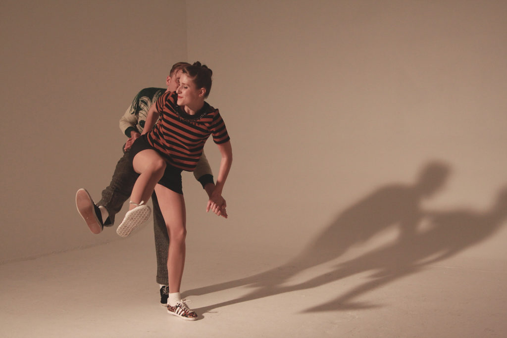 Harlem Hot Shots - Harlem Hot Shots är ett professionellt danskompani som tar dig tillbaka till den underbara swing-eran. Dom är världsledande i sin genre och uppträder frekvent runt om i världen med shower och workshops. Med Hot Shots får du bland annat 20-talets modedans Charleston och 40-talets snabba och akrobatiska Lindy Hop. Kompaniet ägnar sig inte åt vare sig moderniseringar eller kompromisser, istället emanerar såväl musik, danser som kostymer och helhetspresentation direkt från de verkliga källorna i form av autentiskt material från gamla filmklipp samt mängder av möten med dansare och musiker vilka var aktiva i framförallt USA under 30- och 40-talen. Inga lättvindiga anpassningar eller genomskinliga schabloner – bara naken swing. MimmiSacke - Harlem Hot Shots är ett professionellt danskompani som tar dig tillbaka till den underbara swing-eran. Dom är världsledande i sin genre och uppträder frekvent runt om i världen med shower och workshops. Med Hot Shots får du bland annat 20-talets modedans Charleston och 40-talets snabba och akrobatiska Lindy Hop. Kompaniet ägnar sig inte åt vare sig moderniseringar eller kompromisser, istället emanerar såväl musik, danser som kostymer och helhetspresentation direkt från de verkliga källorna i form av autentiskt material från gamla filmklipp samt mängder av möten med dansare och musiker vilka var aktiva i framförallt USA under 30- och 40-talen. Inga lättvindiga anpassningar eller genomskinliga schabloner – bara naken swing.