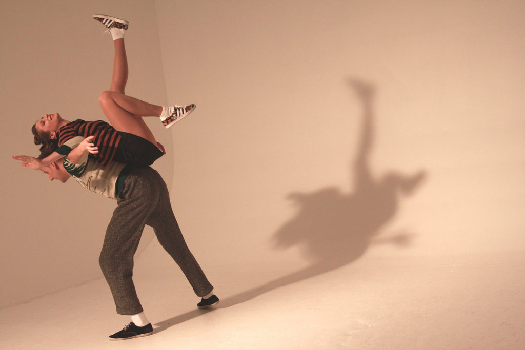 Harlem Hot Shots - Harlem Hot Shots är ett professionellt danskompani som tar dig tillbaka till den underbara swing-eran. Dom är världsledande i sin genre och uppträder frekvent runt om i världen med shower och workshops. Med Hot Shots får du bland annat 20-talets modedans Charleston och 40-talets snabba och akrobatiska Lindy Hop. Kompaniet ägnar sig inte åt vare sig moderniseringar eller kompromisser, istället emanerar såväl musik, danser som kostymer och helhetspresentation direkt från de verkliga källorna i form av autentiskt material från gamla filmklipp samt mängder av möten med dansare och musiker vilka var aktiva i framförallt USA under 30- och 40-talen. Inga lättvindiga anpassningar eller genomskinliga schabloner – bara naken swing. MimmiSackerygg - Harlem Hot Shots är ett professionellt danskompani som tar dig tillbaka till den underbara swing-eran. Dom är världsledande i sin genre och uppträder frekvent runt om i världen med shower och workshops. Med Hot Shots får du bland annat 20-talets modedans Charleston och 40-talets snabba och akrobatiska Lindy Hop. Kompaniet ägnar sig inte åt vare sig moderniseringar eller kompromisser, istället emanerar såväl musik, danser som kostymer och helhetspresentation direkt från de verkliga källorna i form av autentiskt material från gamla filmklipp samt mängder av möten med dansare och musiker vilka var aktiva i framförallt USA under 30- och 40-talen. Inga lättvindiga anpassningar eller genomskinliga schabloner – bara naken swing.